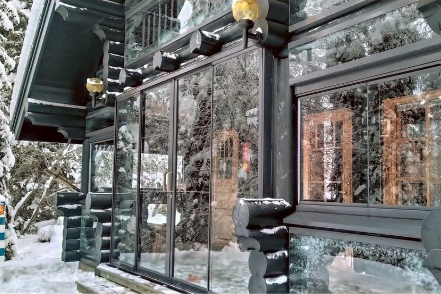 Hirsimökin terassin lasitus