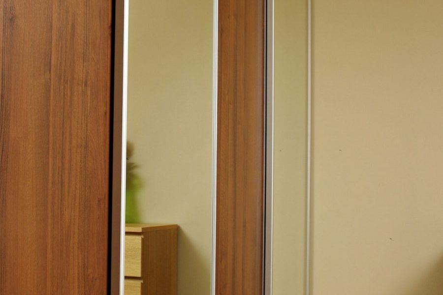 Makuuhuoneen peililiukuovet