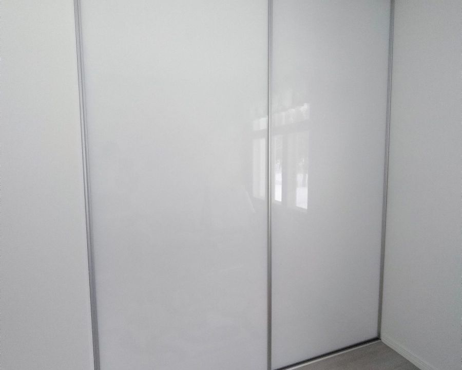 Liukuovet maalatulla lasilla