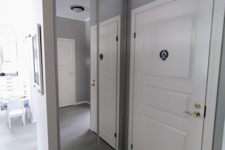 Eteisen peililiukuovet