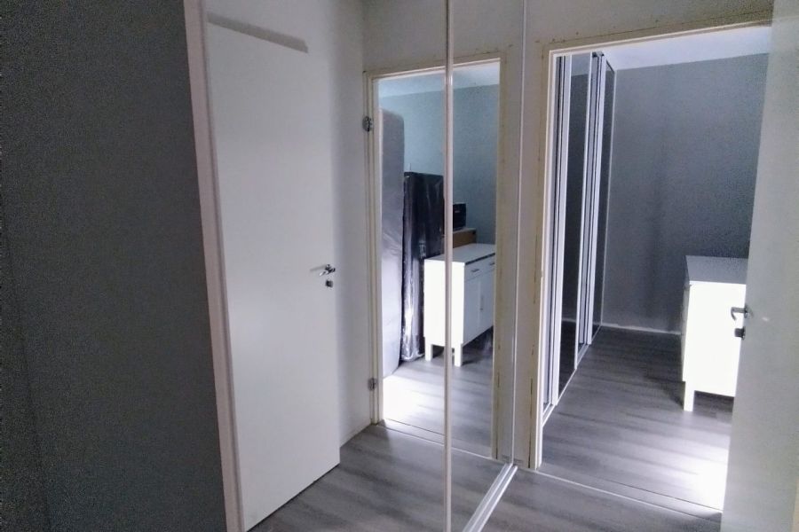 Eteisen peililiukuovet