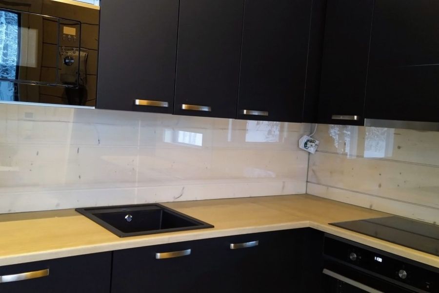 Keittiön välitilan lasi