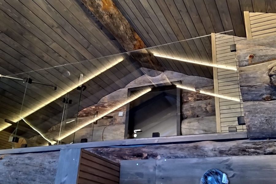 Hirsimökin yläkerran kaidelasitus