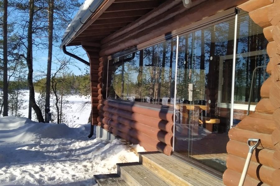 Pyöröhirsimökin terassi