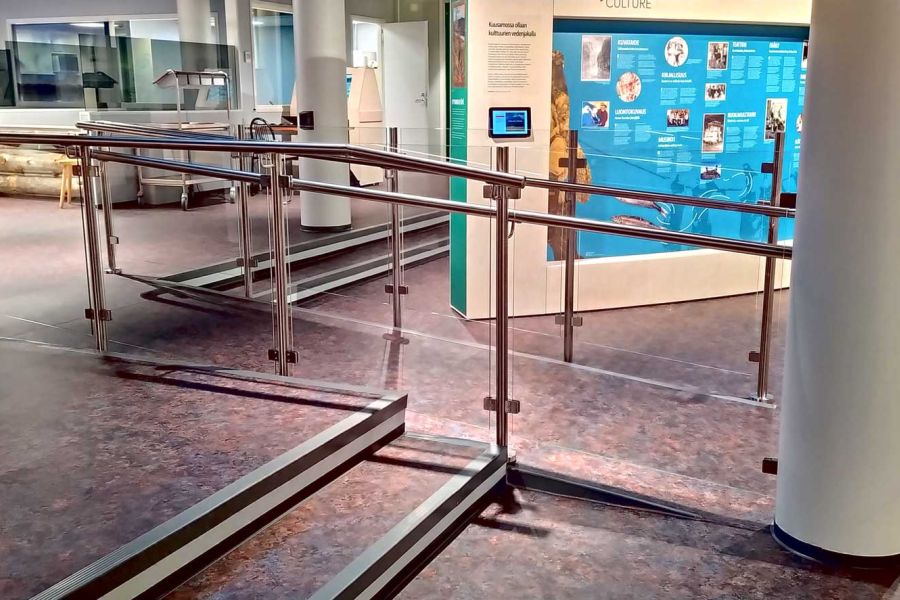 Lasikaide julkisessa tilassa